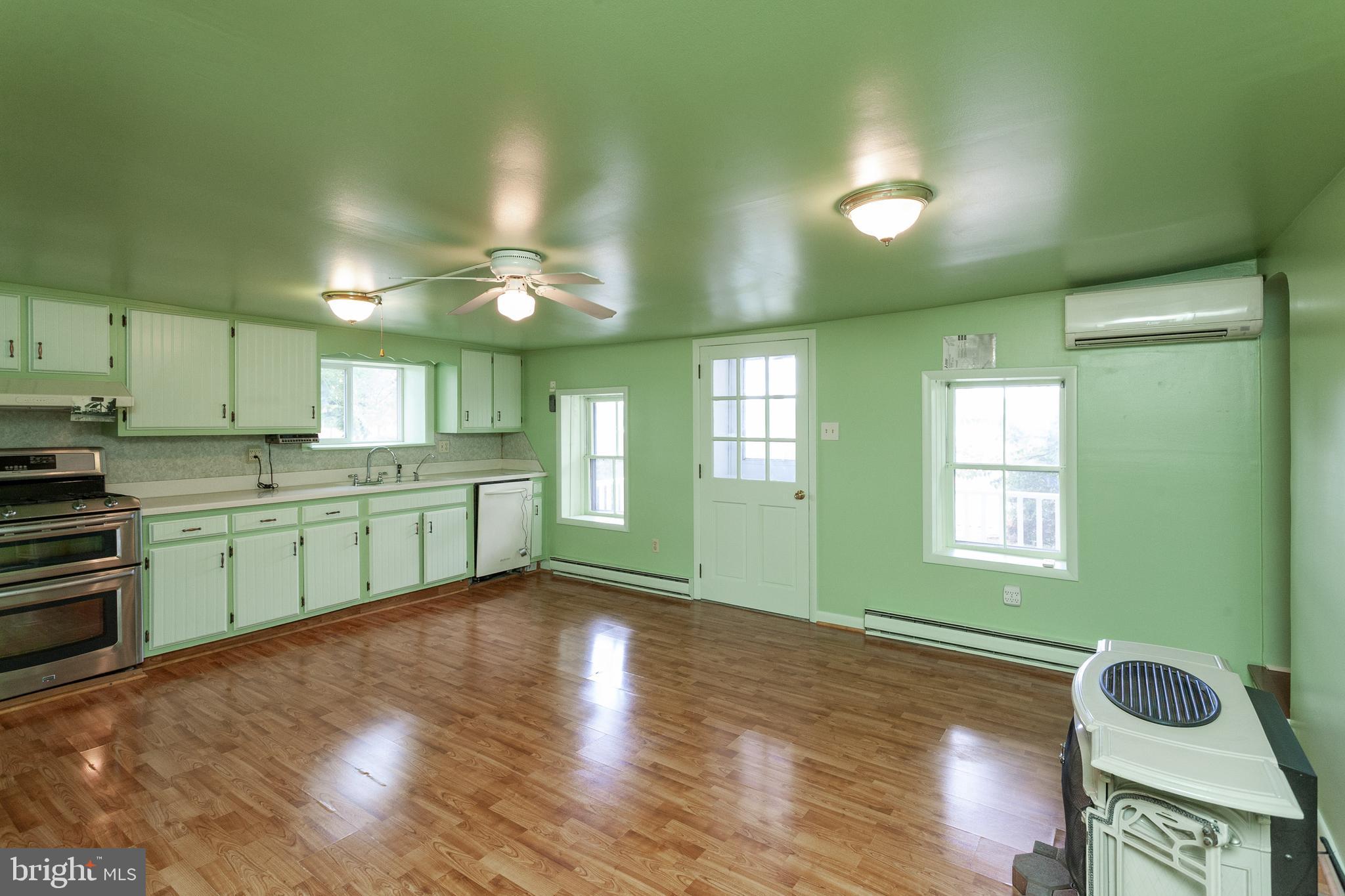 14115 Broadfording Church Road Hagerstown, MD 21740 - Photo 11 of 29 Kitchen/Breakfast Area