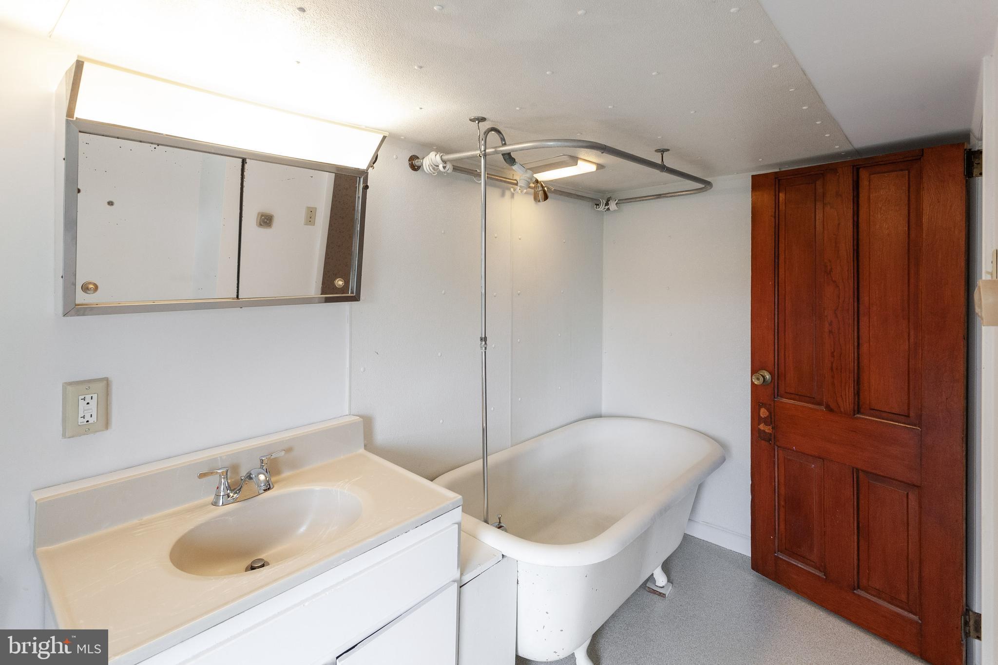 14115 Broadfording Church Road Hagerstown, MD 21740 - Photo 22 of 29 Upstairs Full Bath