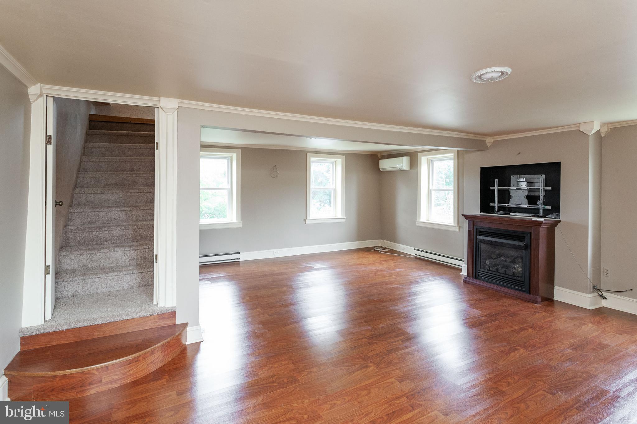 14115 Broadfording Church Road Hagerstown, MD 21740 - Photo 6 of 29 Living Room