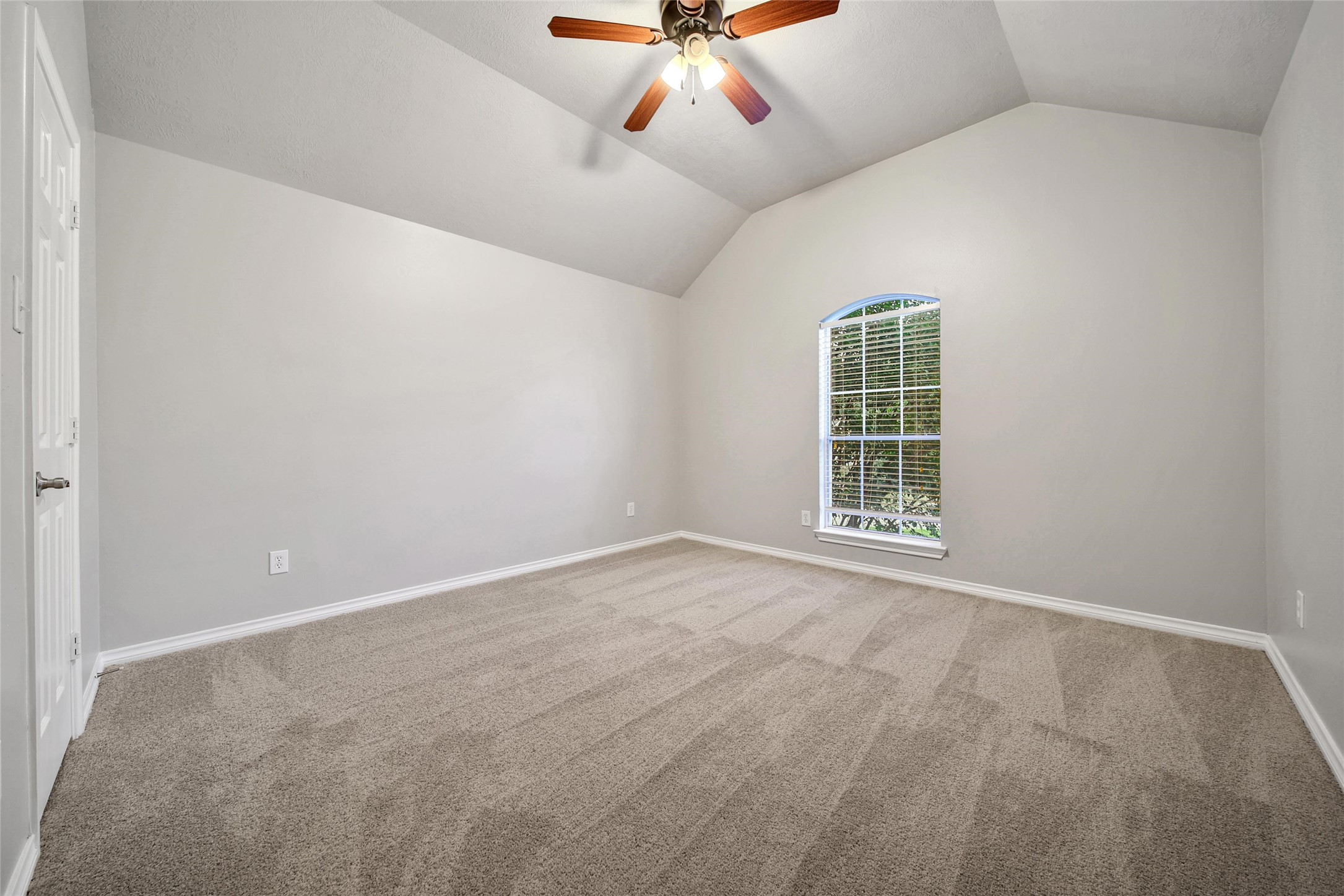 2315 Legends Gate Drive Spring, TX 77386 - Photo 31 of 50 en empty room with windows and ceiling fan