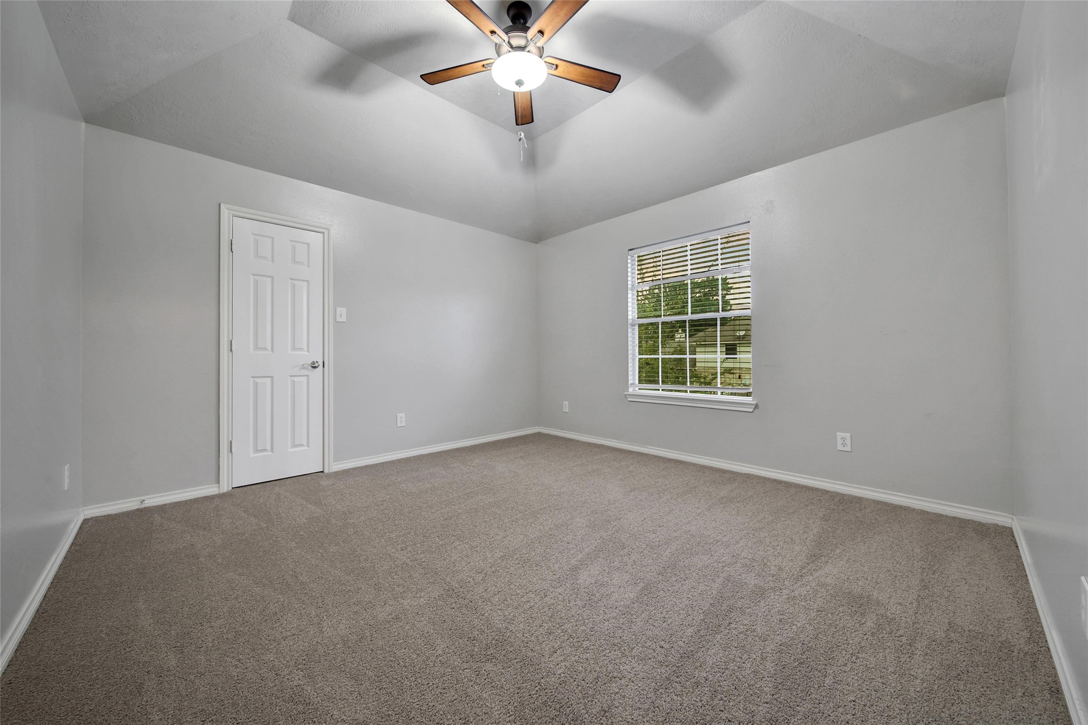2315 Legends Gate Drive Spring, TX 77386 - Photo 33 of 50 en empty room with windows and ceiling fan
