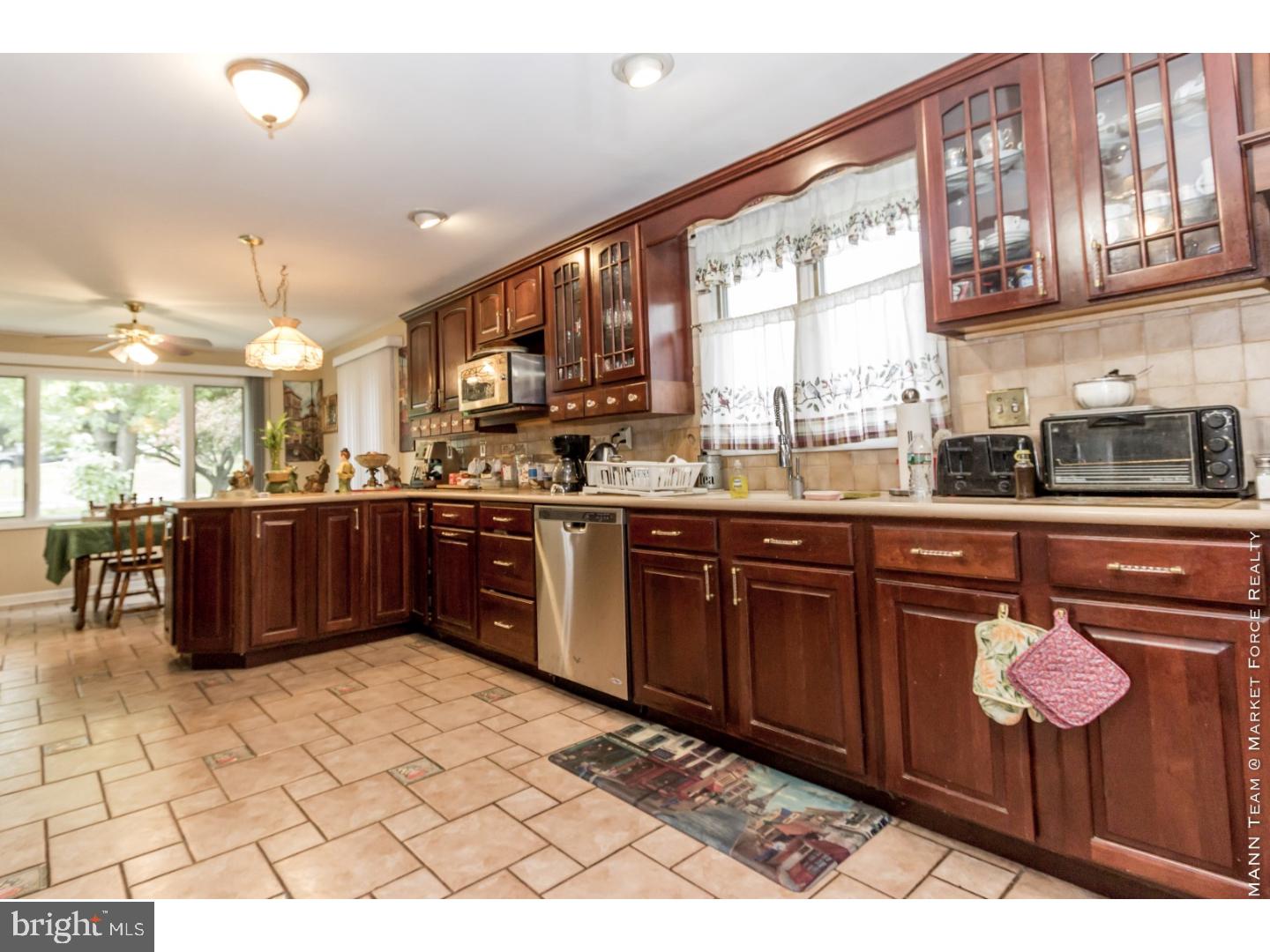 678 Lily Road Warminster, PA 18974 - Photo 5 of 24 Gallery Image 5