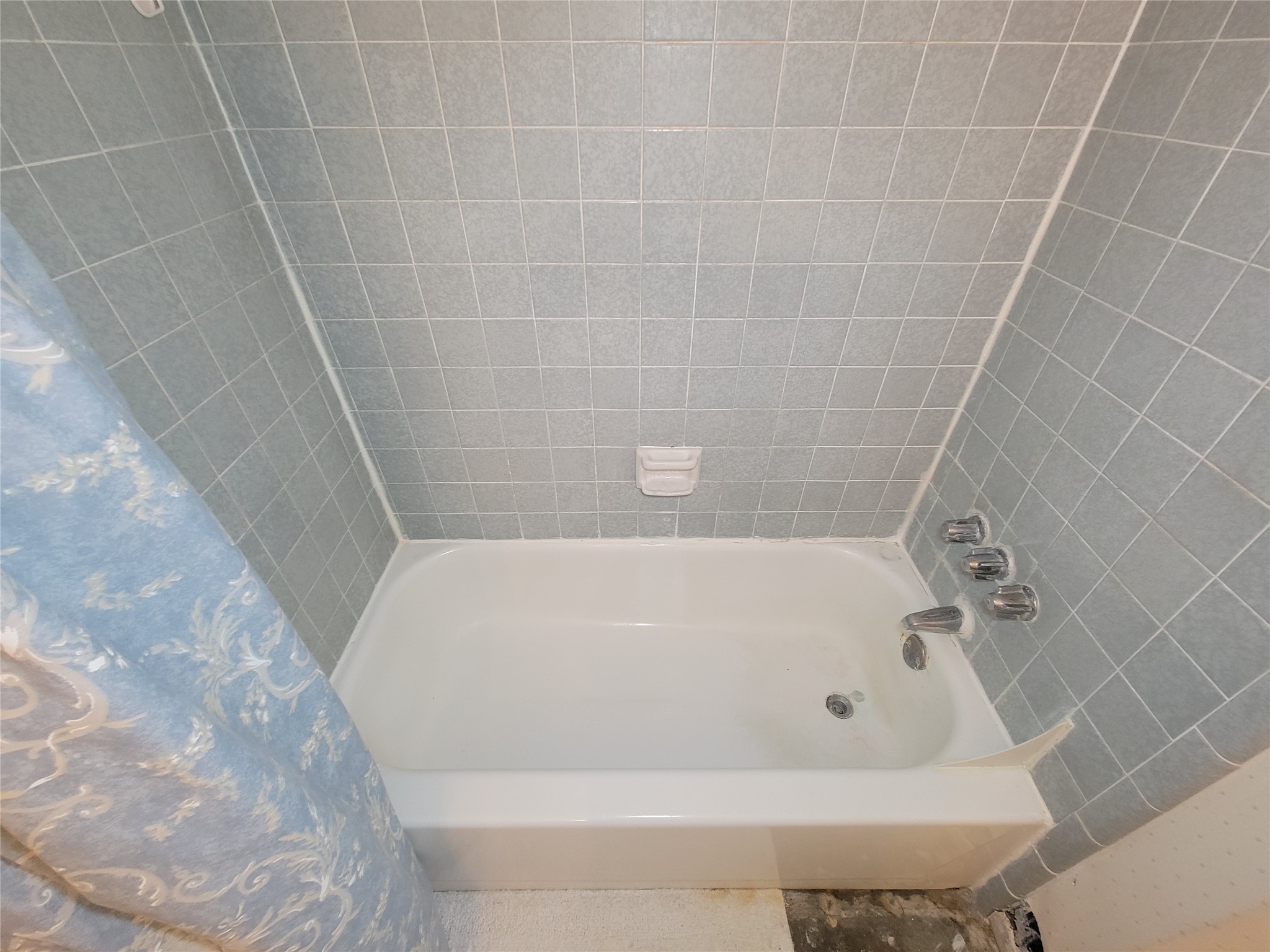 23211 Timberbrook Drive Spring, TX 77373 - Photo 29 of 34 a bathroom with a bathtub