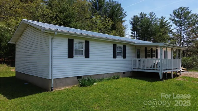 a house that is sitting in the grass