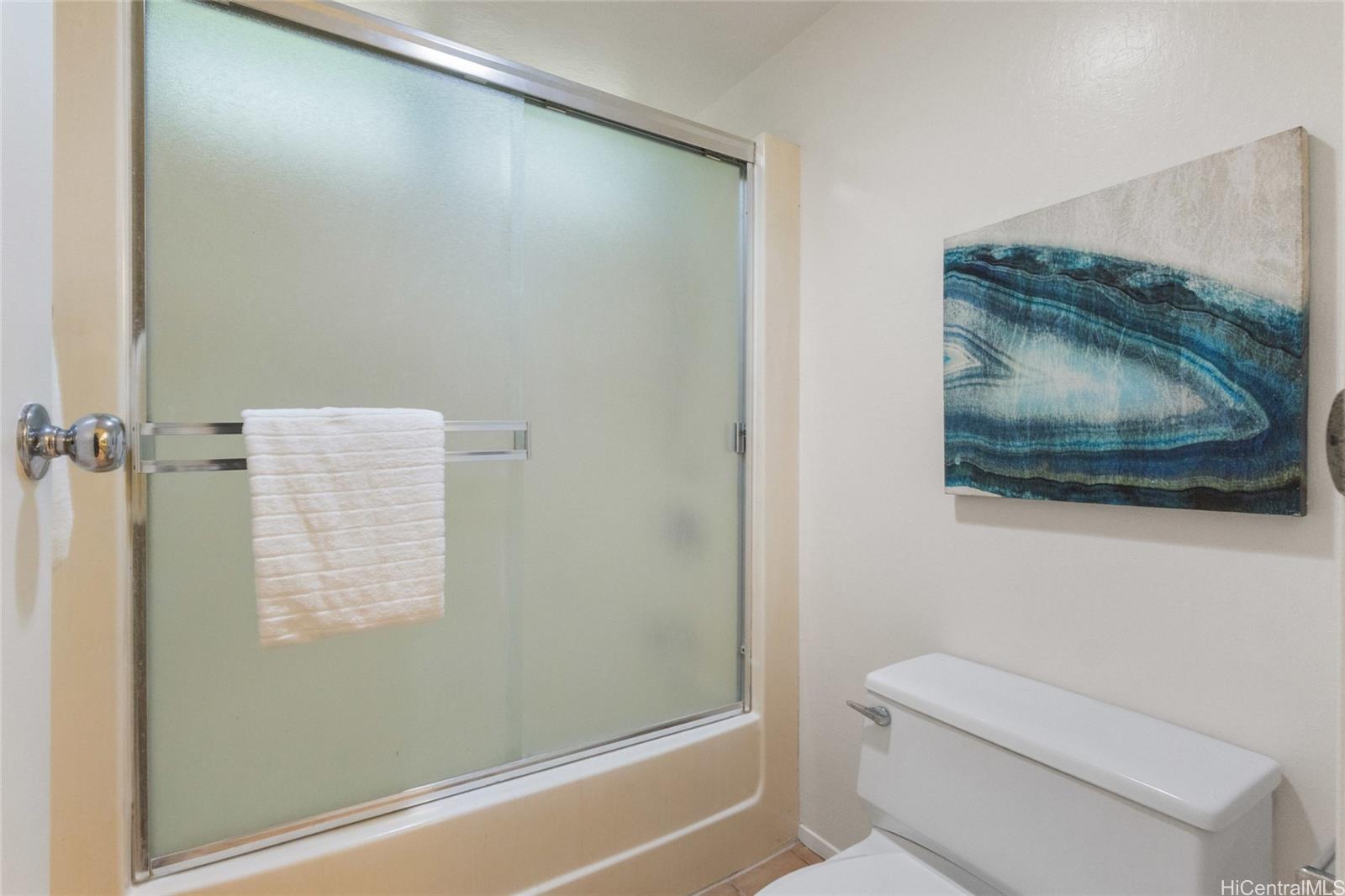 1630 Kalaniiki Street, Unit 31 Honolulu, HI 96821 - Photo 15 of 25 a bathroom with a toilet and a shower
