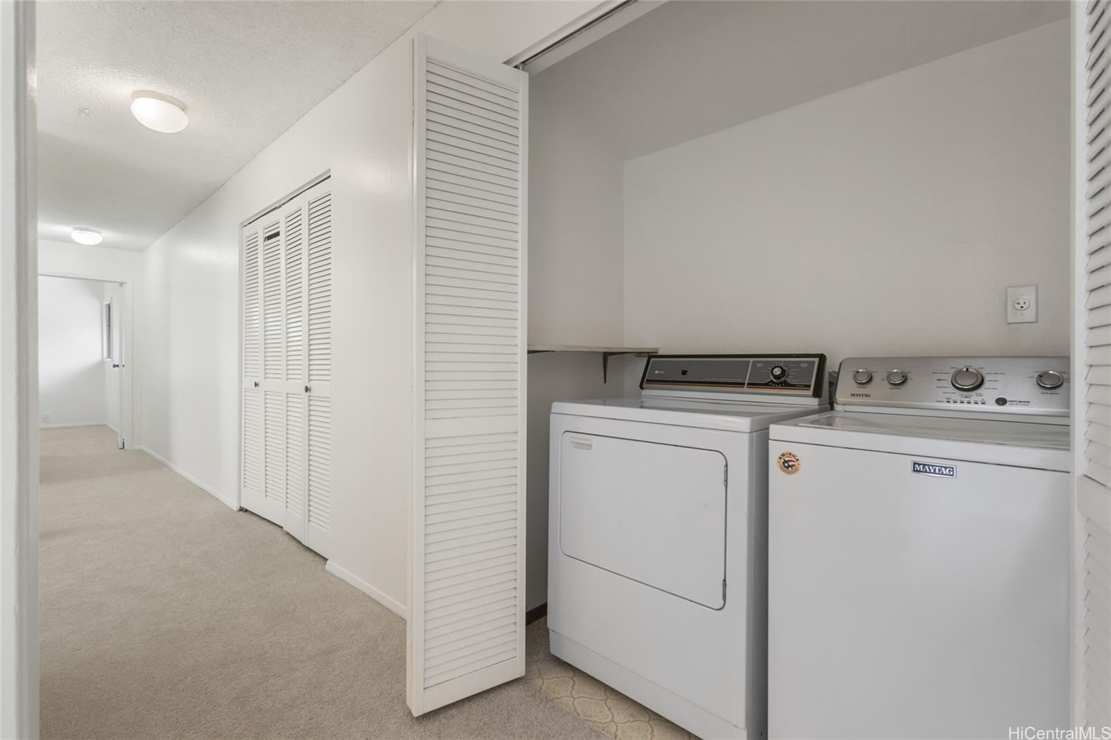 1630 Kalaniiki Street, Unit 31 Honolulu, HI 96821 - Photo 16 of 25 a utility room with dryer and washer