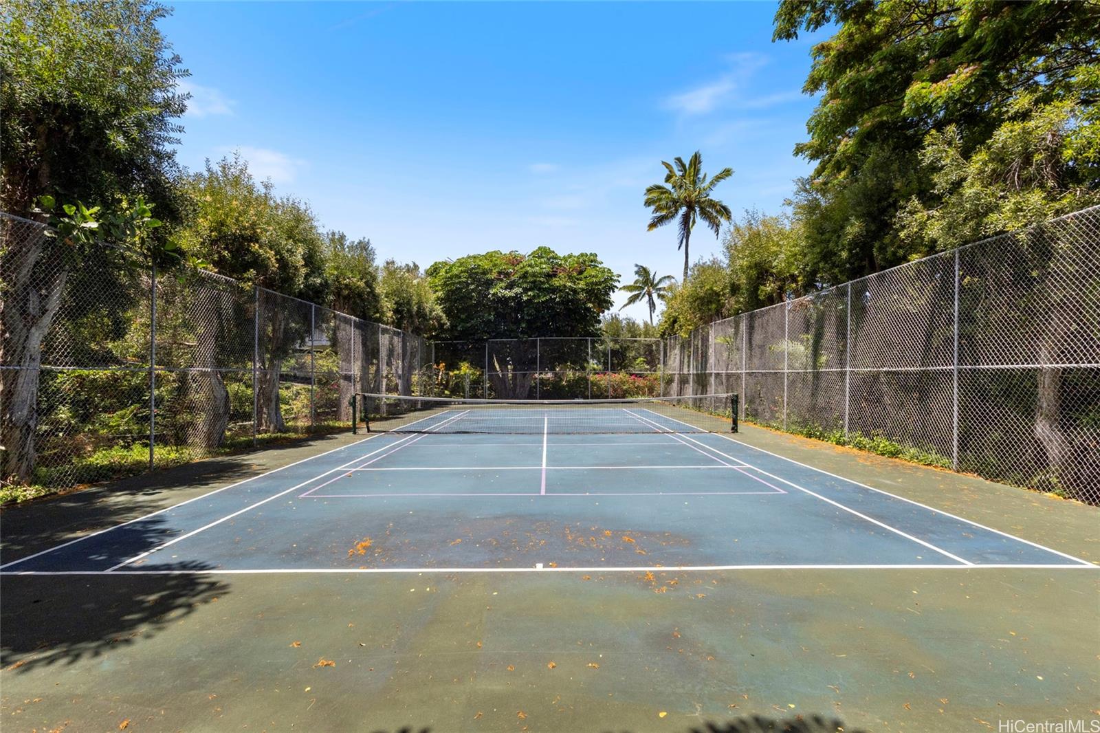 1630 Kalaniiki Street, Unit 31 Honolulu, HI 96821 - Photo 21 of 25 a view of a tennis court