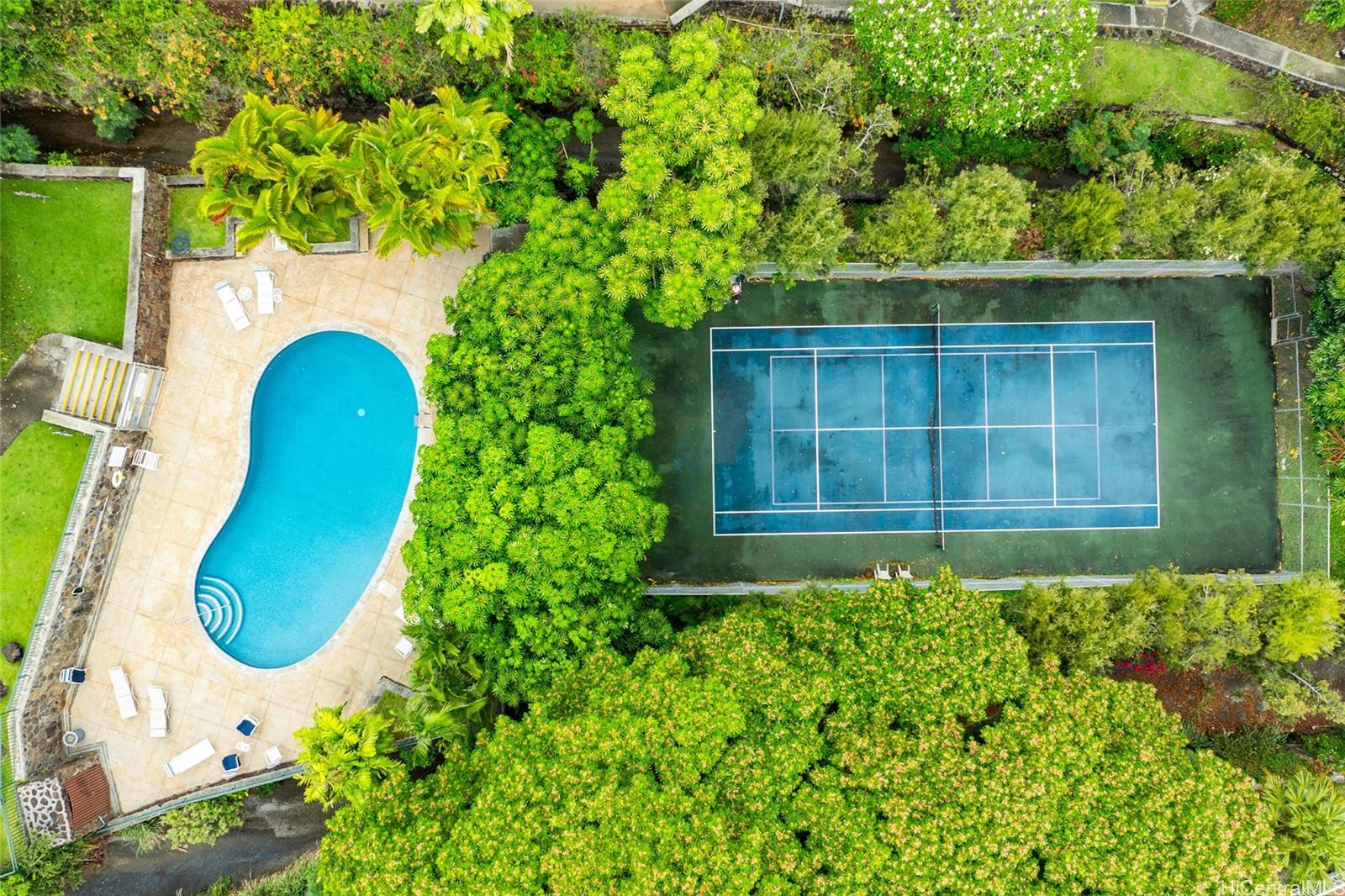 1630 Kalaniiki Street, Unit 31 Honolulu, HI 96821 - Photo 22 of 25 a view of a house with a backyard and a tub