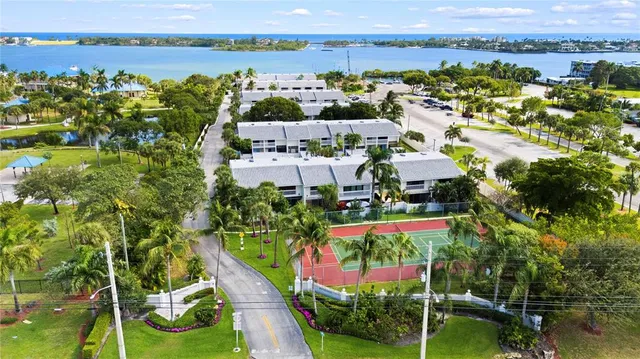 $370,000 | 630 Northeast 20th Lane, Boynton Beach, FL 33435