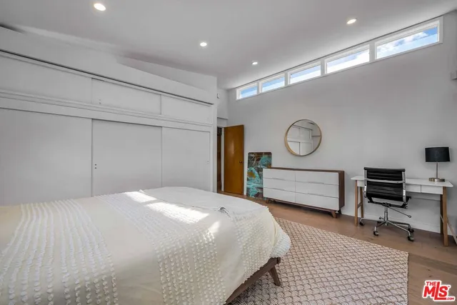 a dinning table and chairs in the patio