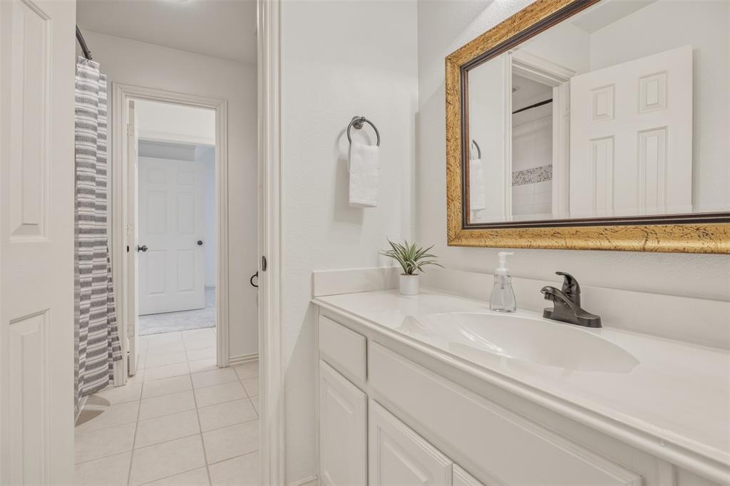 406 Del Rio Court Allen, TX 75013 - Photo 29 of 40 Jack-and-Jill Bathroom