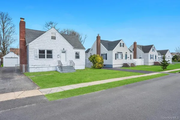 $719,000 | 108 Lido Parkway, Lindenhurst, NY 11757