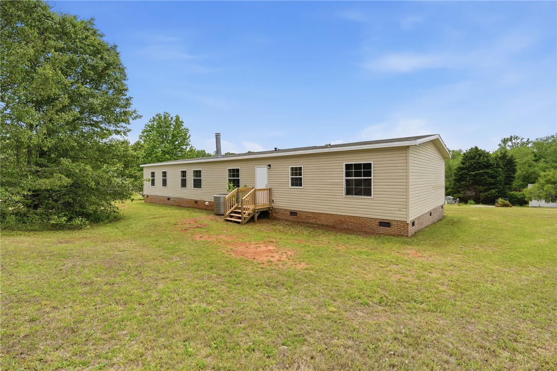 112 Sir Francis Drake Way Liberty, SC 29657 - Photo 10 of 42 This charming residence offers a peaceful retreat with its spacious yard and natural surroundings.