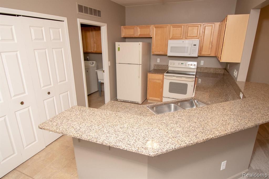 1746 Deepwood Circle, Unit 82 Rochester, MI 48307 - Photo 8 of 20