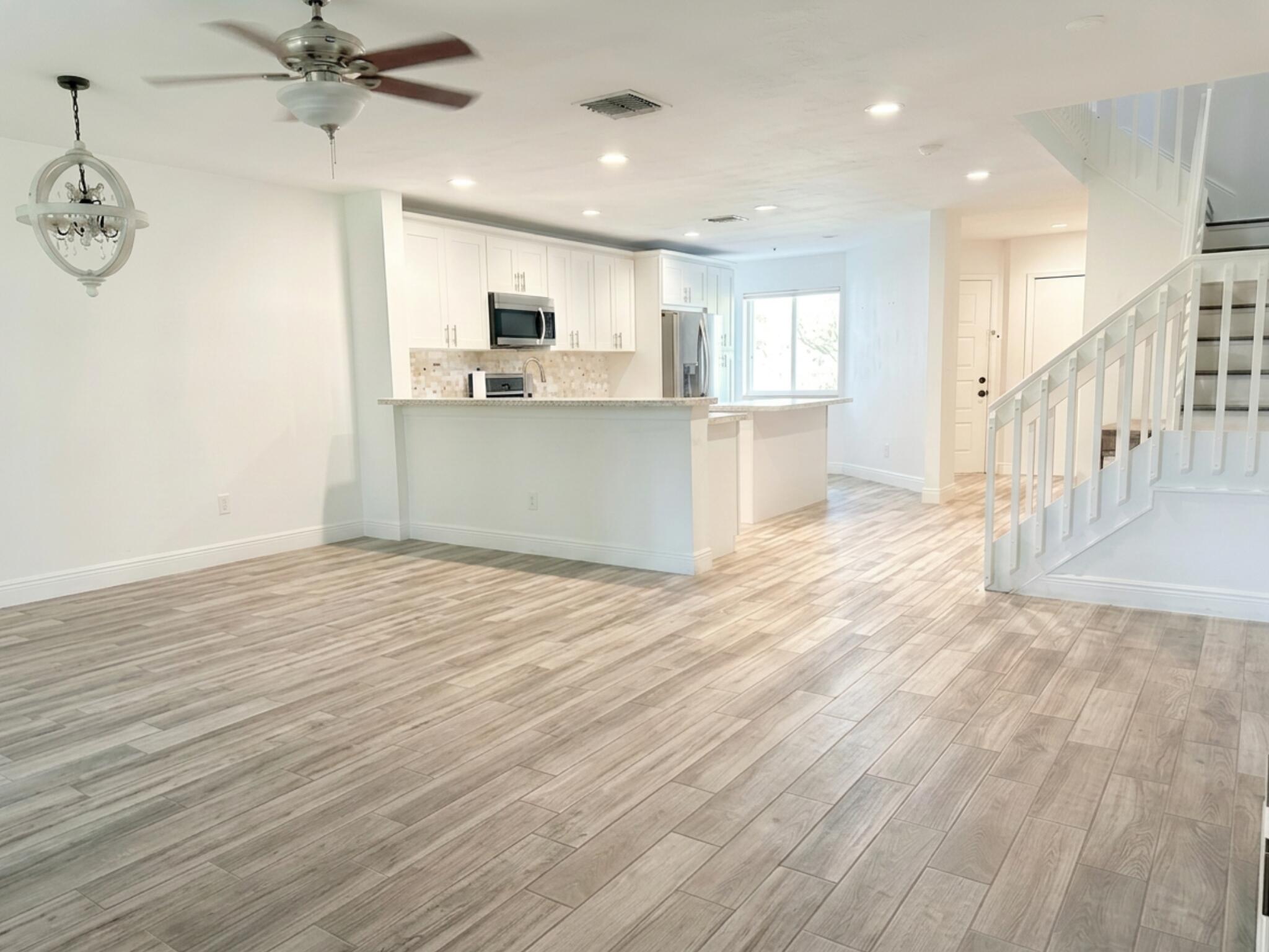 6207 Old Court Road, Unit 604 Boca Raton, FL 33433 - Photo 2 of 18 living room