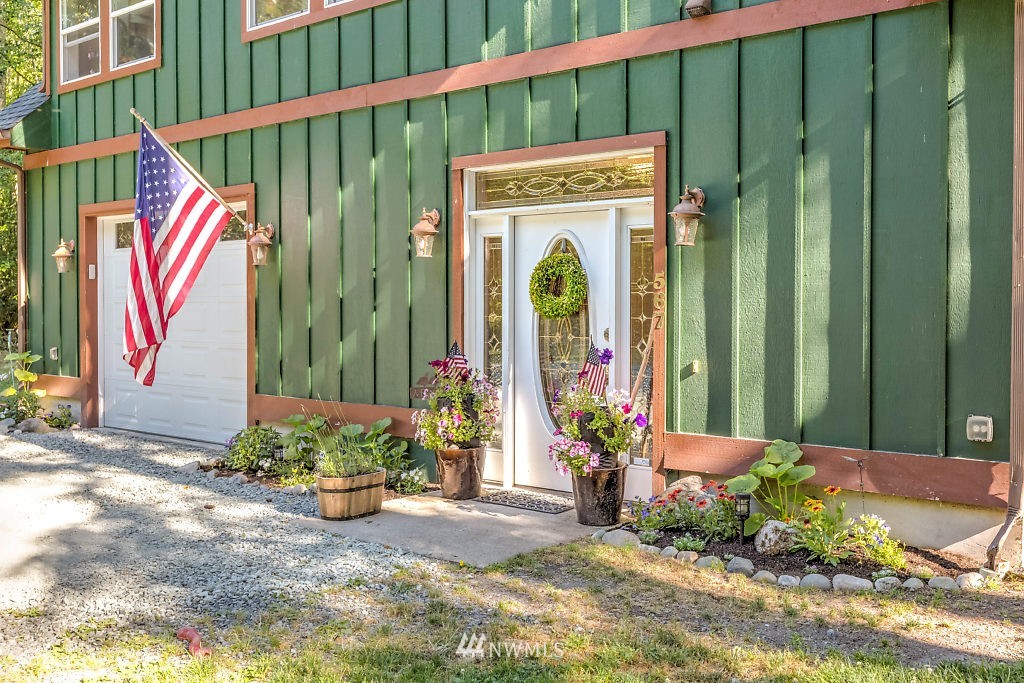 567 Lagoon Point Road Greenbank, WA 98253 - Photo 2 of 25 Gallery Image 2