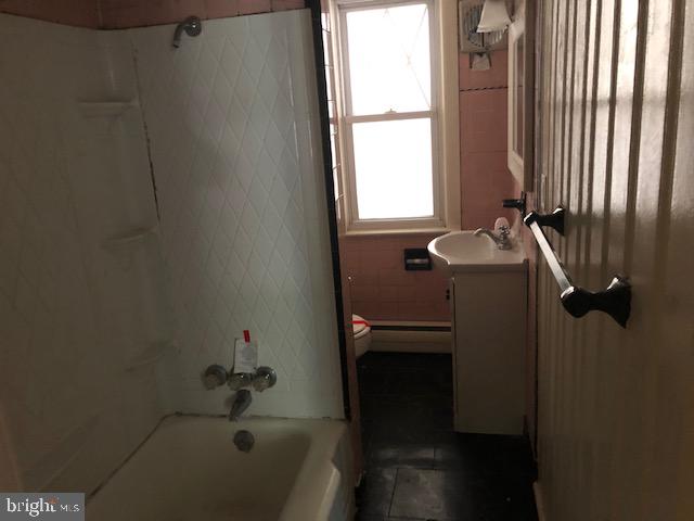 256 Spring Valley Road Reading, PA 19605 - Photo 9 of 19 Full Bath