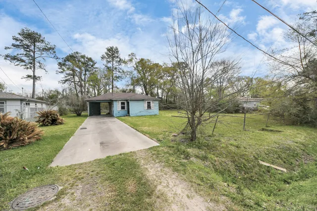a view of a house with a yard