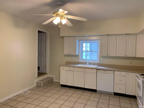 $93,900 | 210 East Maryland Street, Evansville, IN 47711