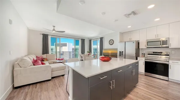 $720,000 | 1703 North Tamiami Trail, Unit 511, Sarasota, FL 34236