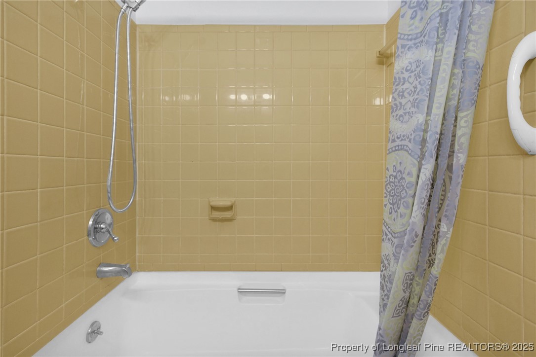 215 South 7th Street Spring Lake, NC 28390 - Photo 25 of 37 a bathroom with a bathtub