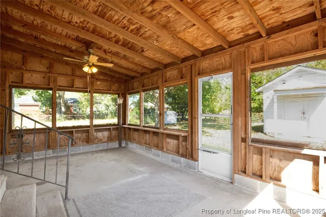 a view of a house with backyard and tree