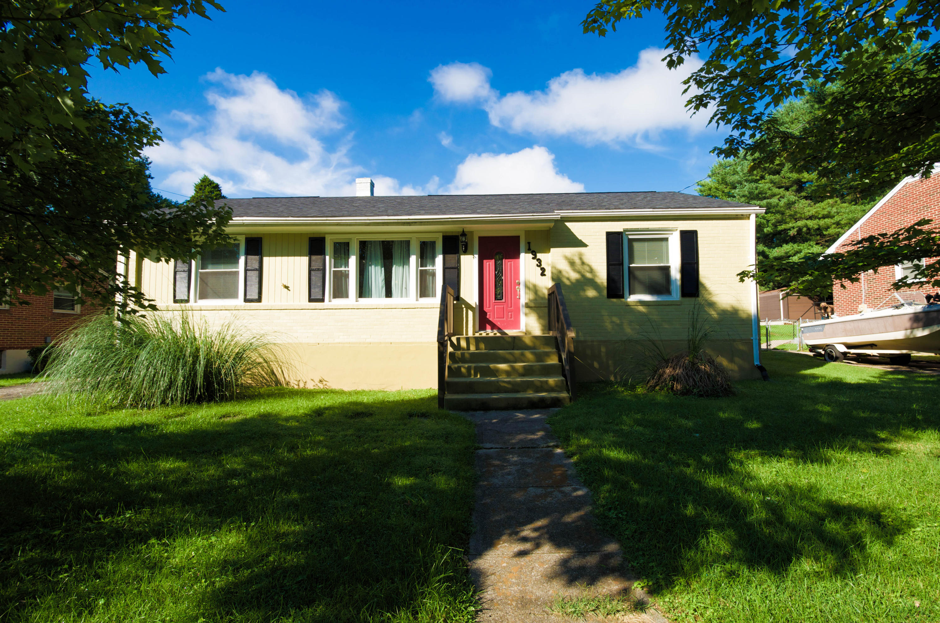 1932 Meadowbrook Road Northwest Roanoke, VA 24017 - Photo 1 of 43 Front