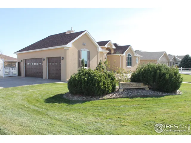a view of a front of house with a yard