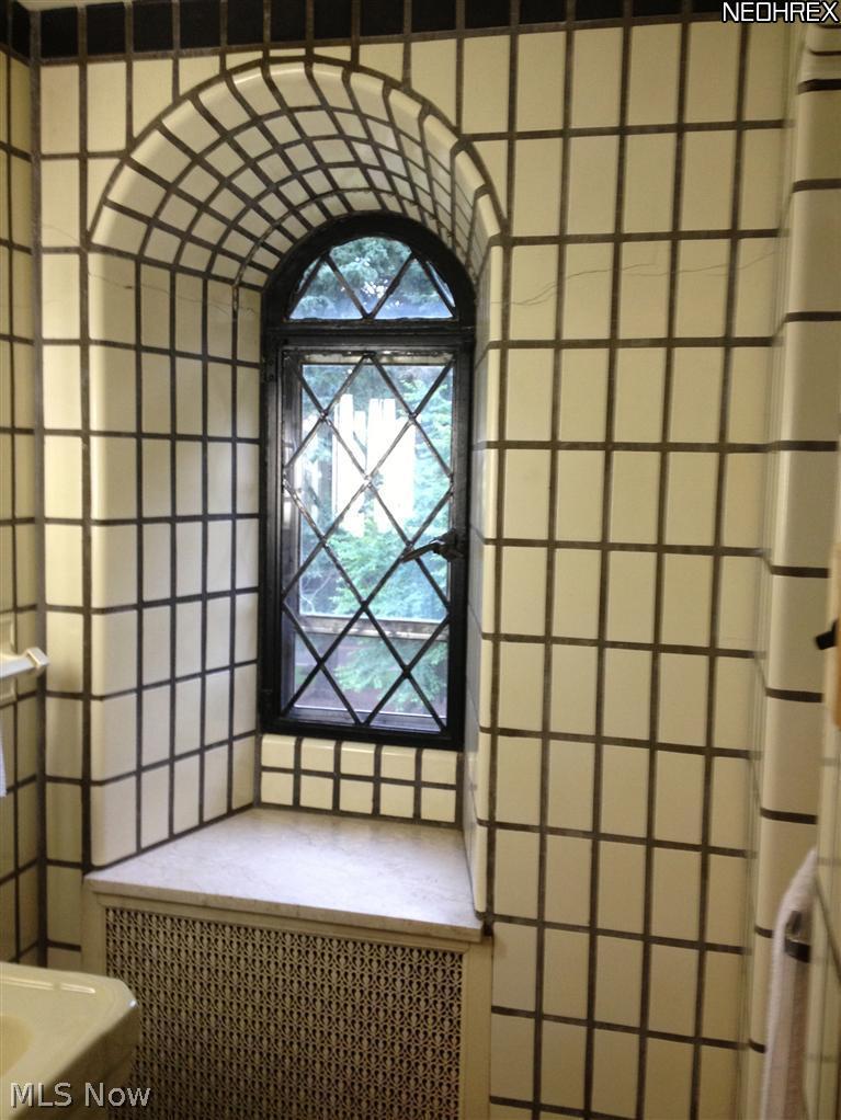 2184 Ridgewood Road Akron, OH 44313 - Photo 16 of 21 Bedroom 3 full bath with dramatic arched window