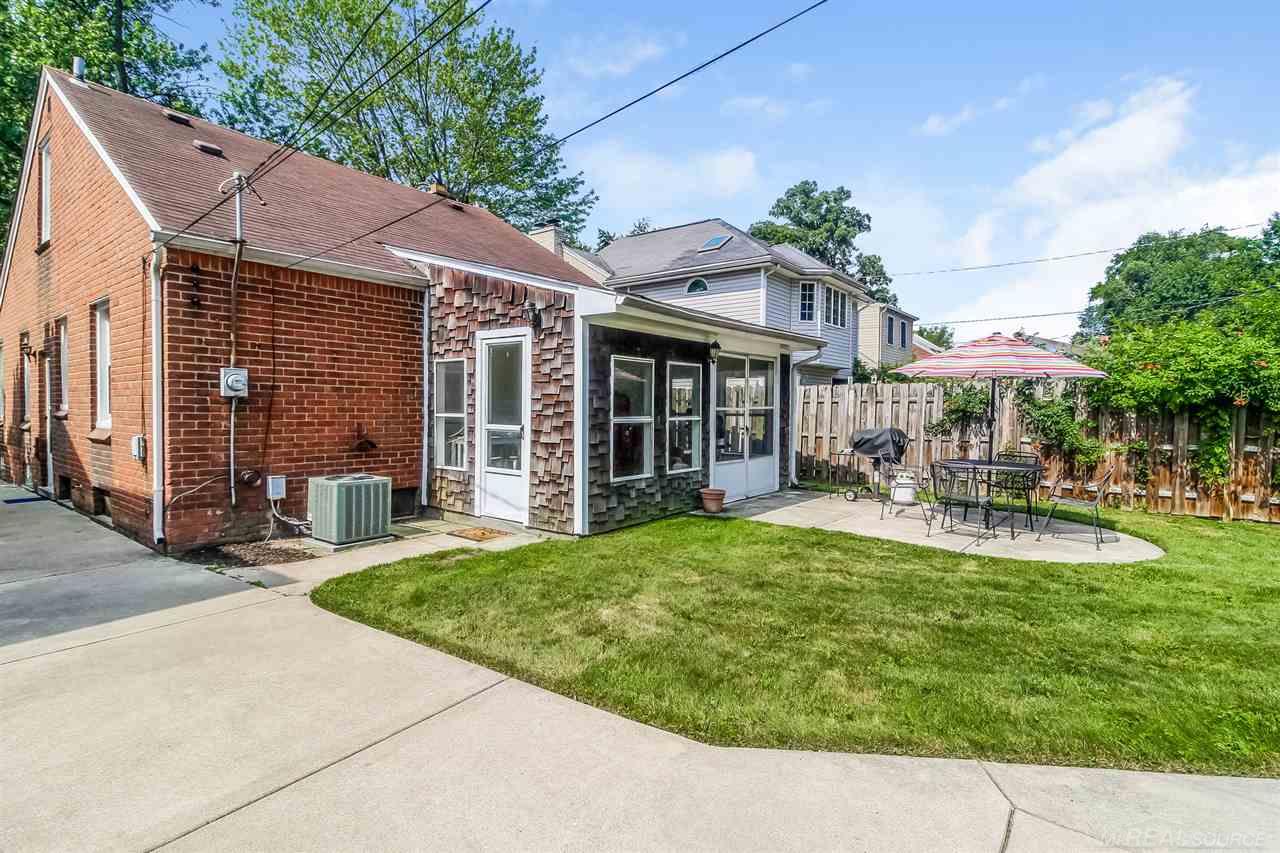 1552 Roslyn Road Grosse Pointe, MI 48236 - Photo 34 of 37 31353811-33.JPG