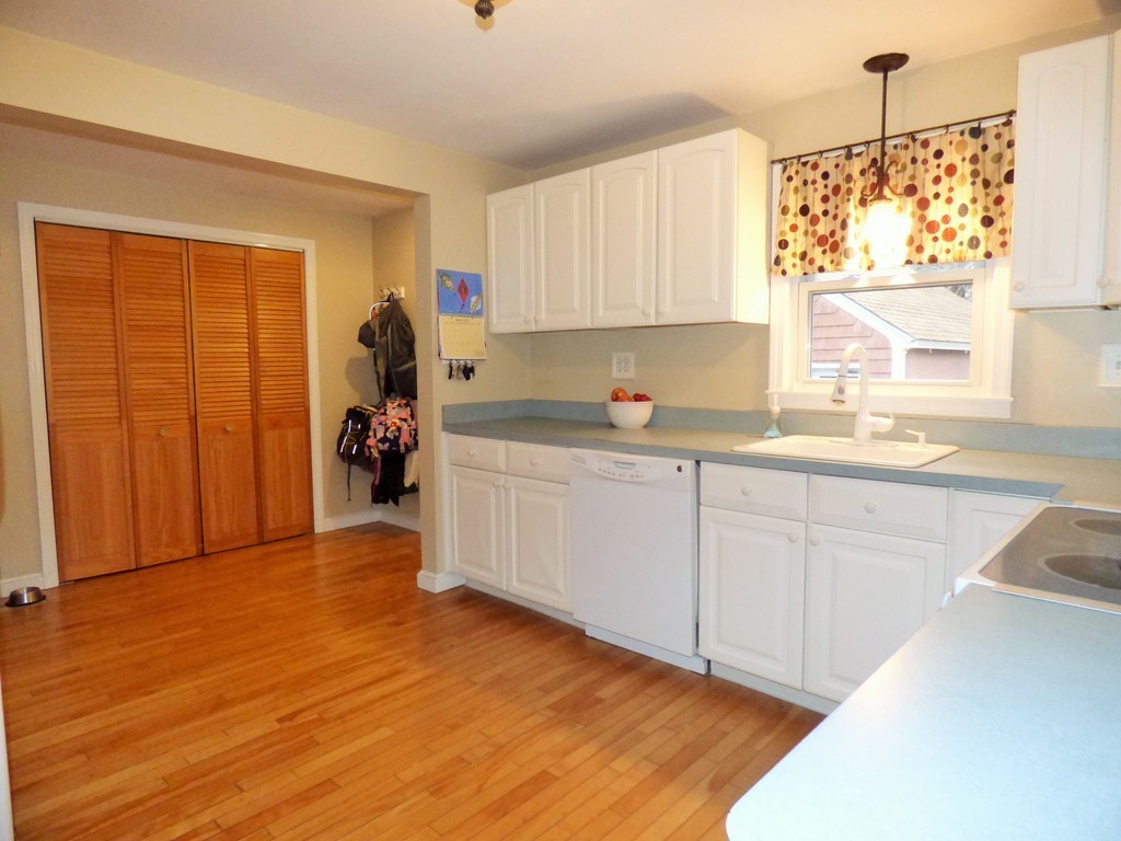 19 Benjamin Road Worcester, MA 01602 - Photo 2 of 30 Gallery Image 2