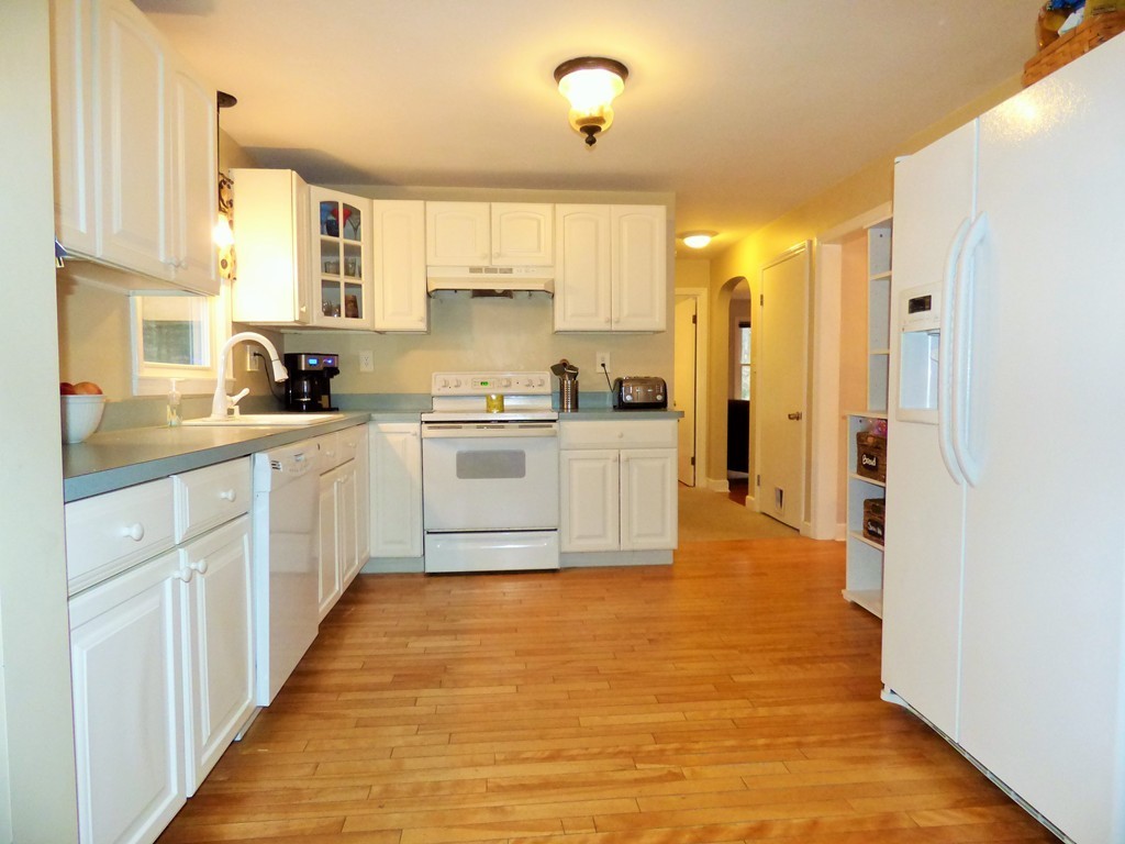 19 Benjamin Road Worcester, MA 01602 - Photo 3 of 30 Gallery Image 3