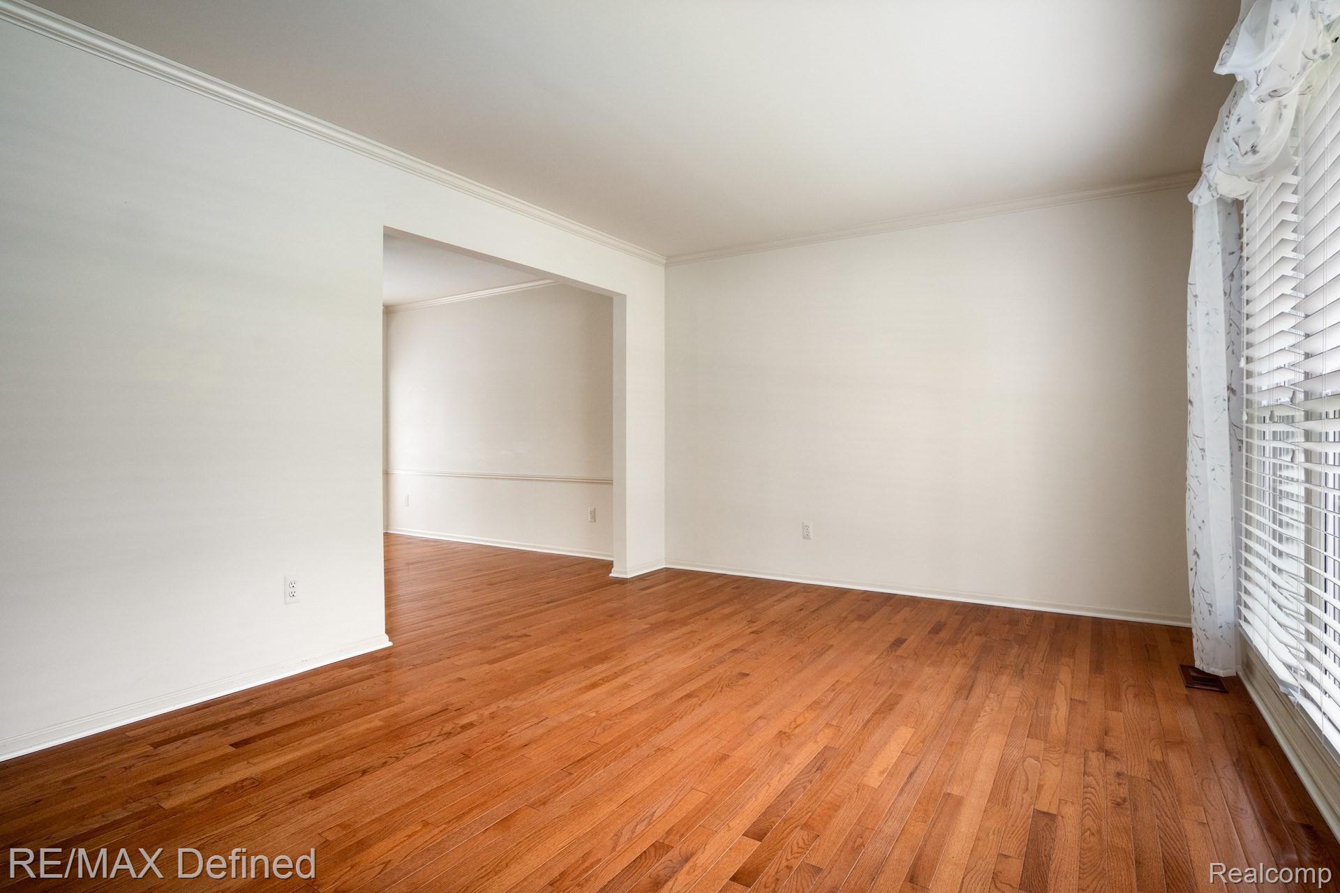 1748 Grandview Drive Rochester, MI 48306 - Photo 7 of 32 1748-Grandview-Dr-04.jpg