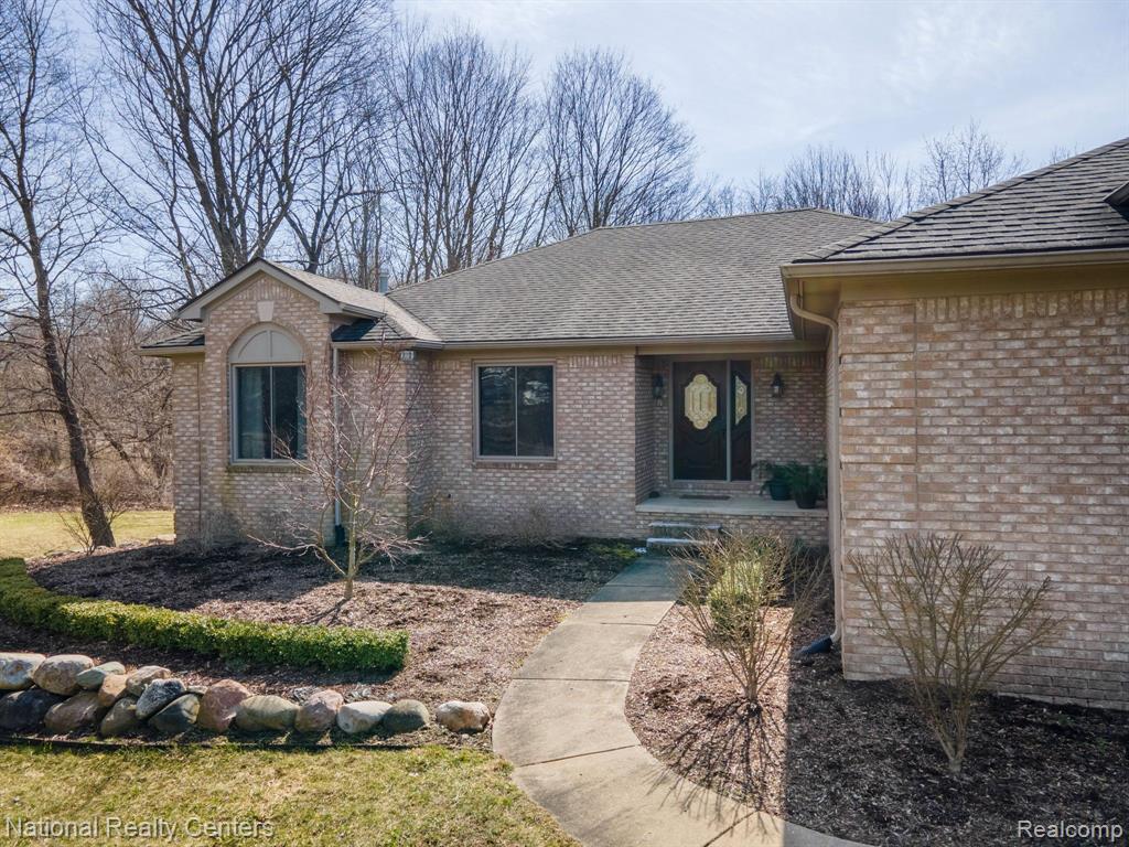 464 Mack Road Leonard, MI 48367 - Photo 4 of 41