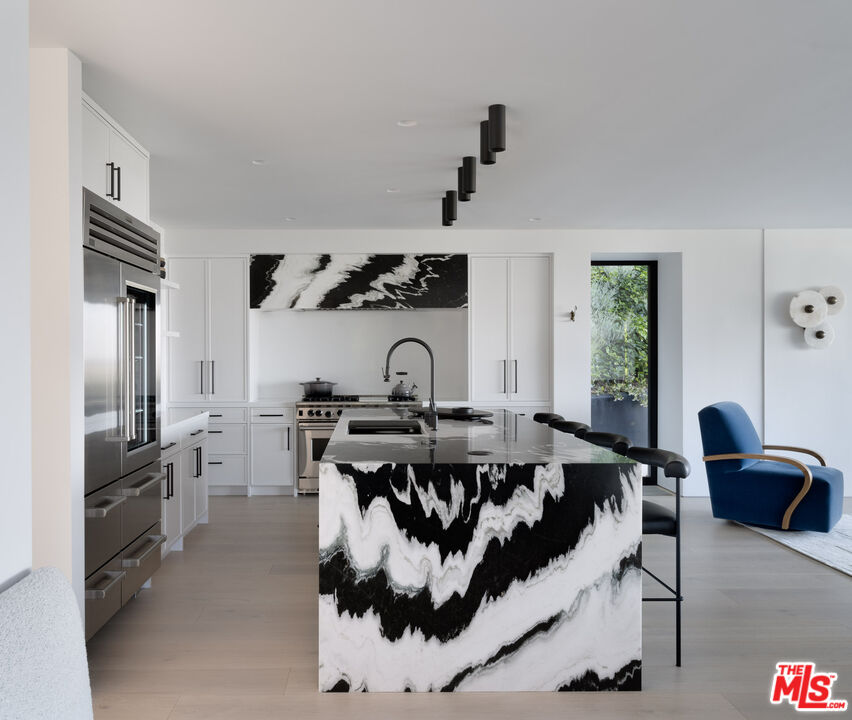 1126 Stradella Road Los Angeles, CA 90077 - Photo 3 of 10