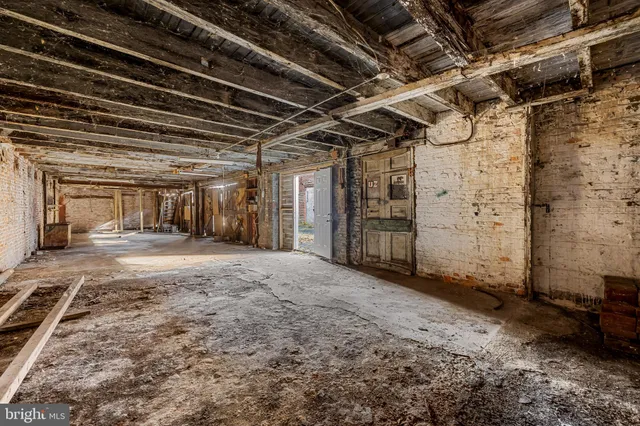 a city street filled with lots of traffic