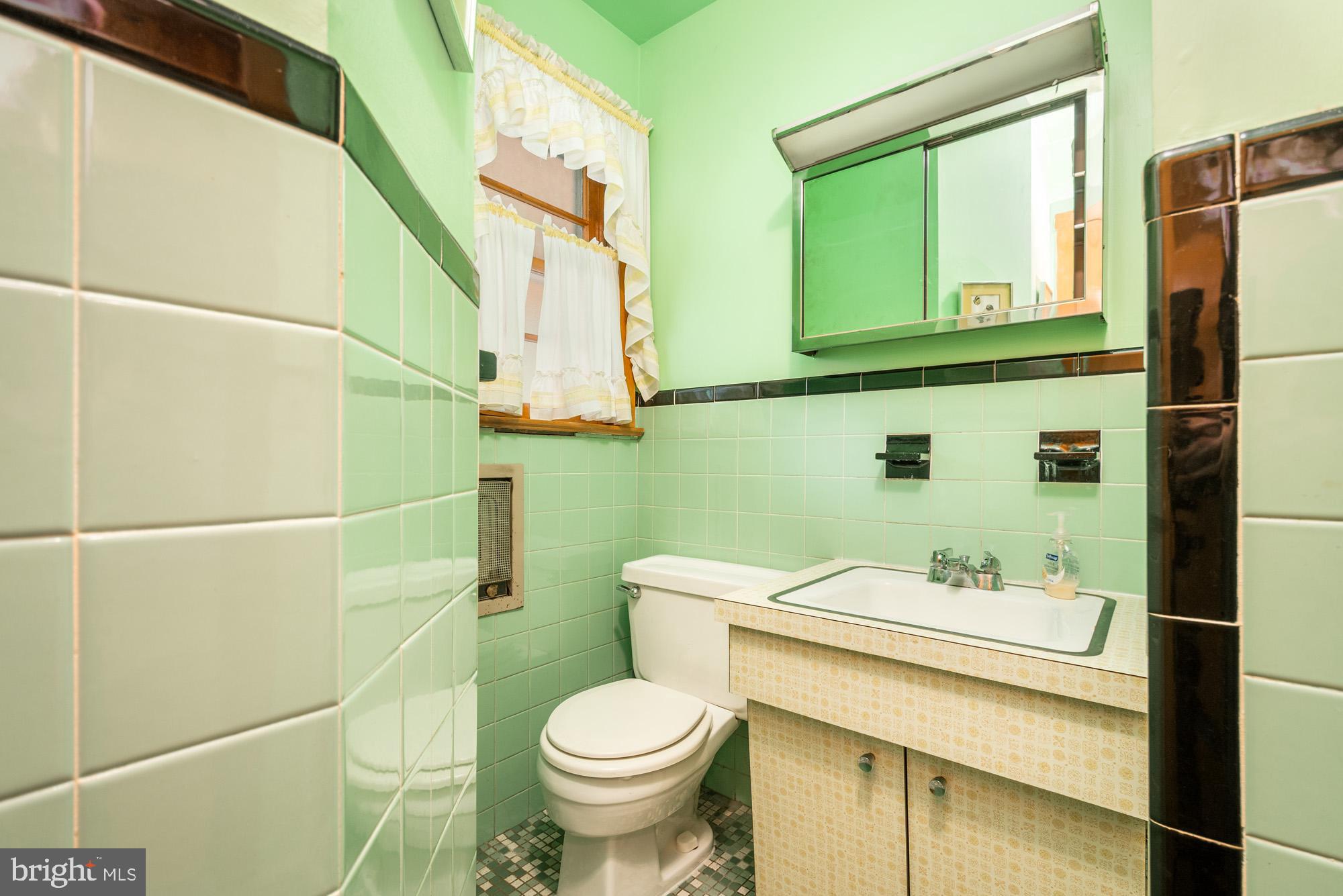 699 Harvey Peninsula Road Swanton, MD 21561 - Photo 35 of 49 Main level bath