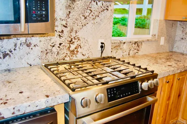 $2,675 | 736 Mar Vista Drive, Vista, CA 92081