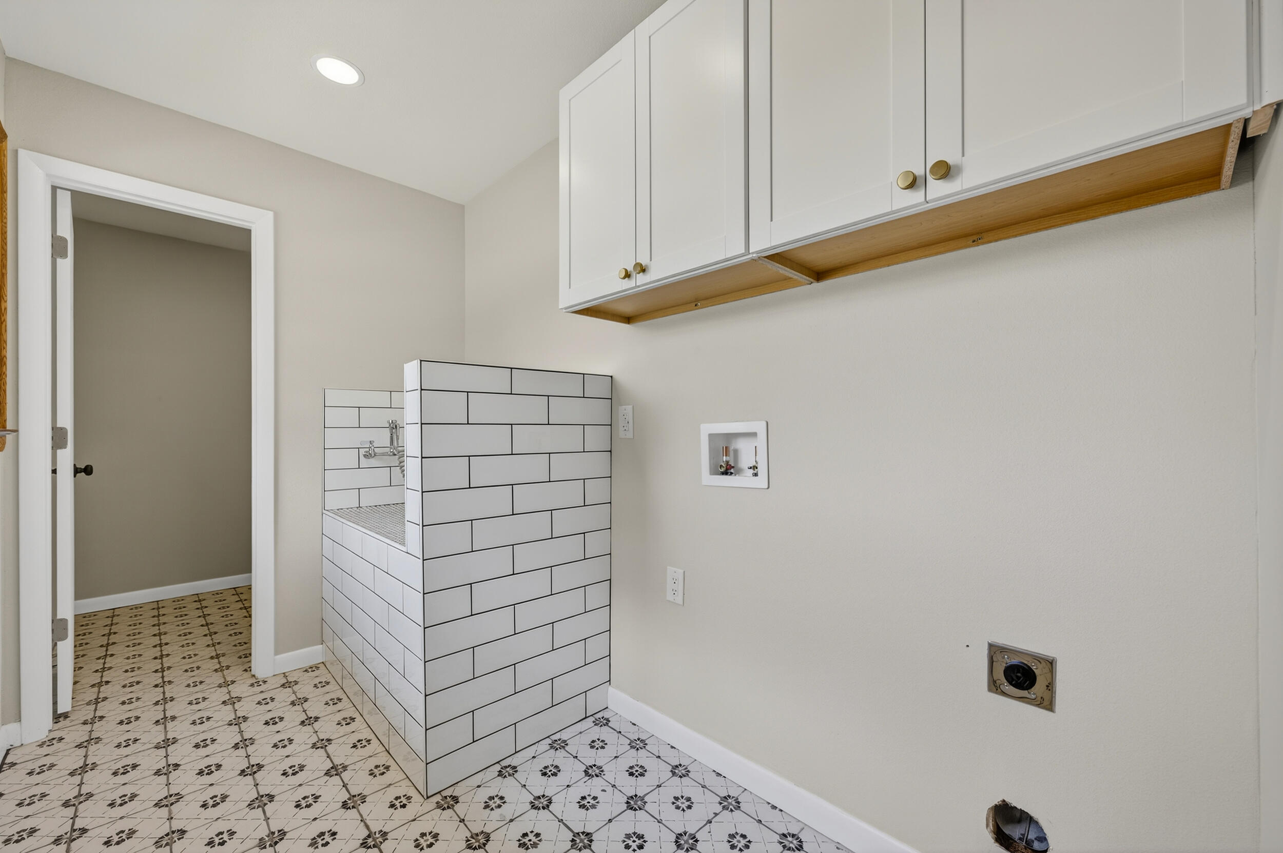 758 9th Avenue Crestview, FL 32536 - Photo 22 of 55 a view of wooden closet