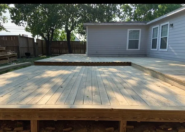 a view of backyard with pathway