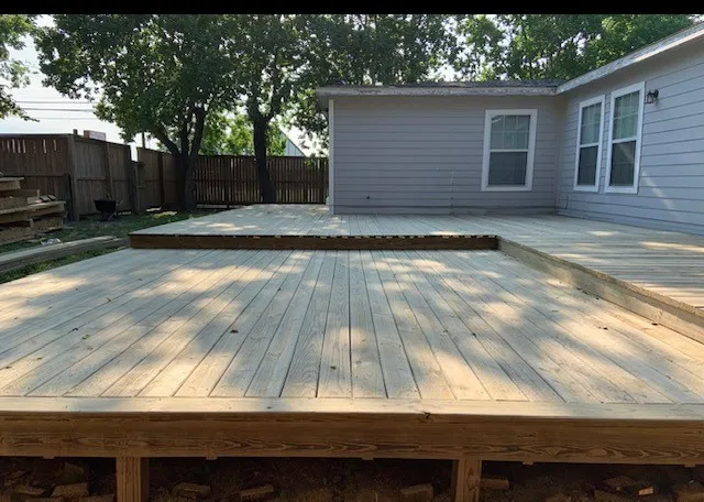 a view of backyard with pathway