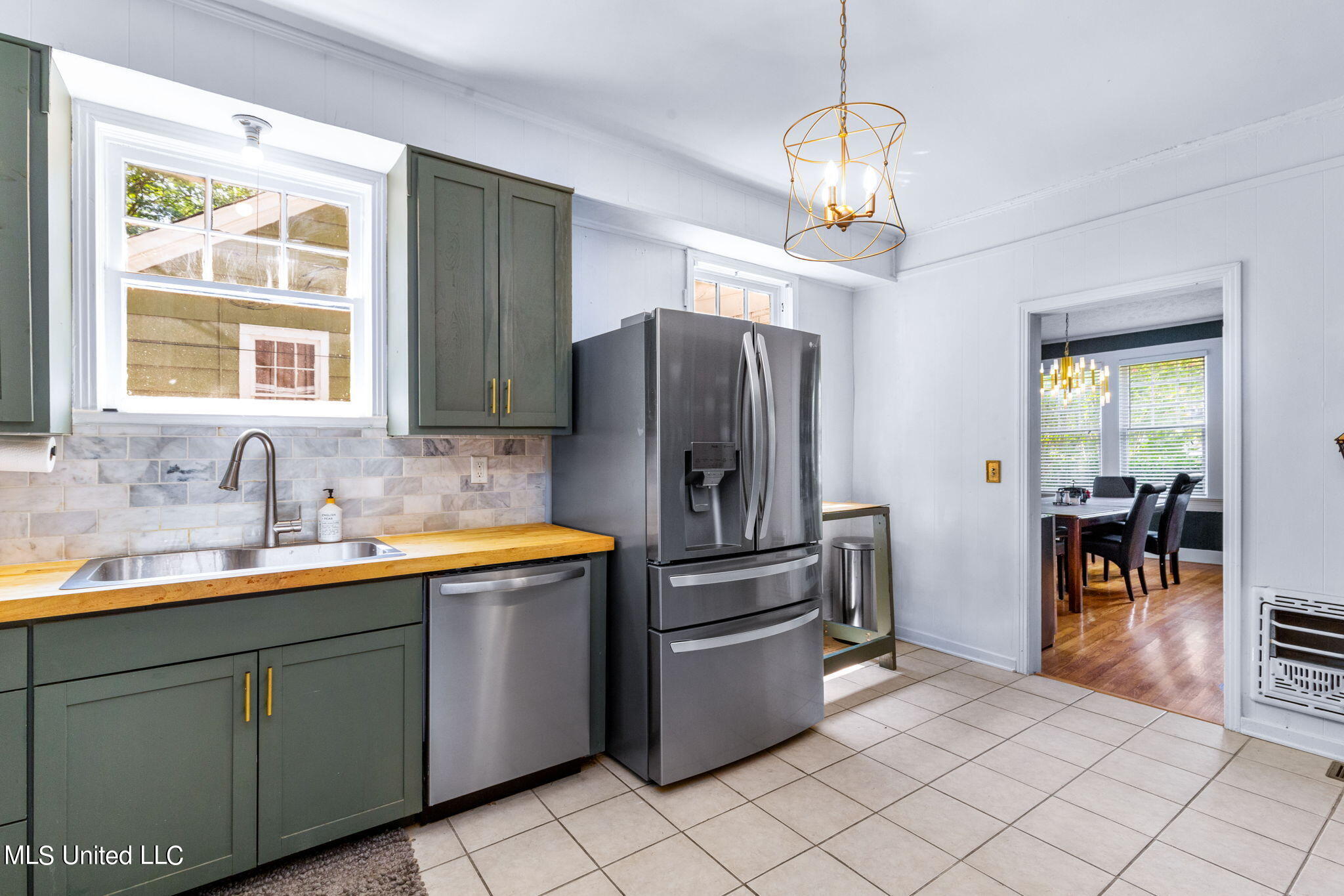 485 East Ridgeway Street Jackson, MS 39206 - Photo 14 of 37 Spacious Kitchen