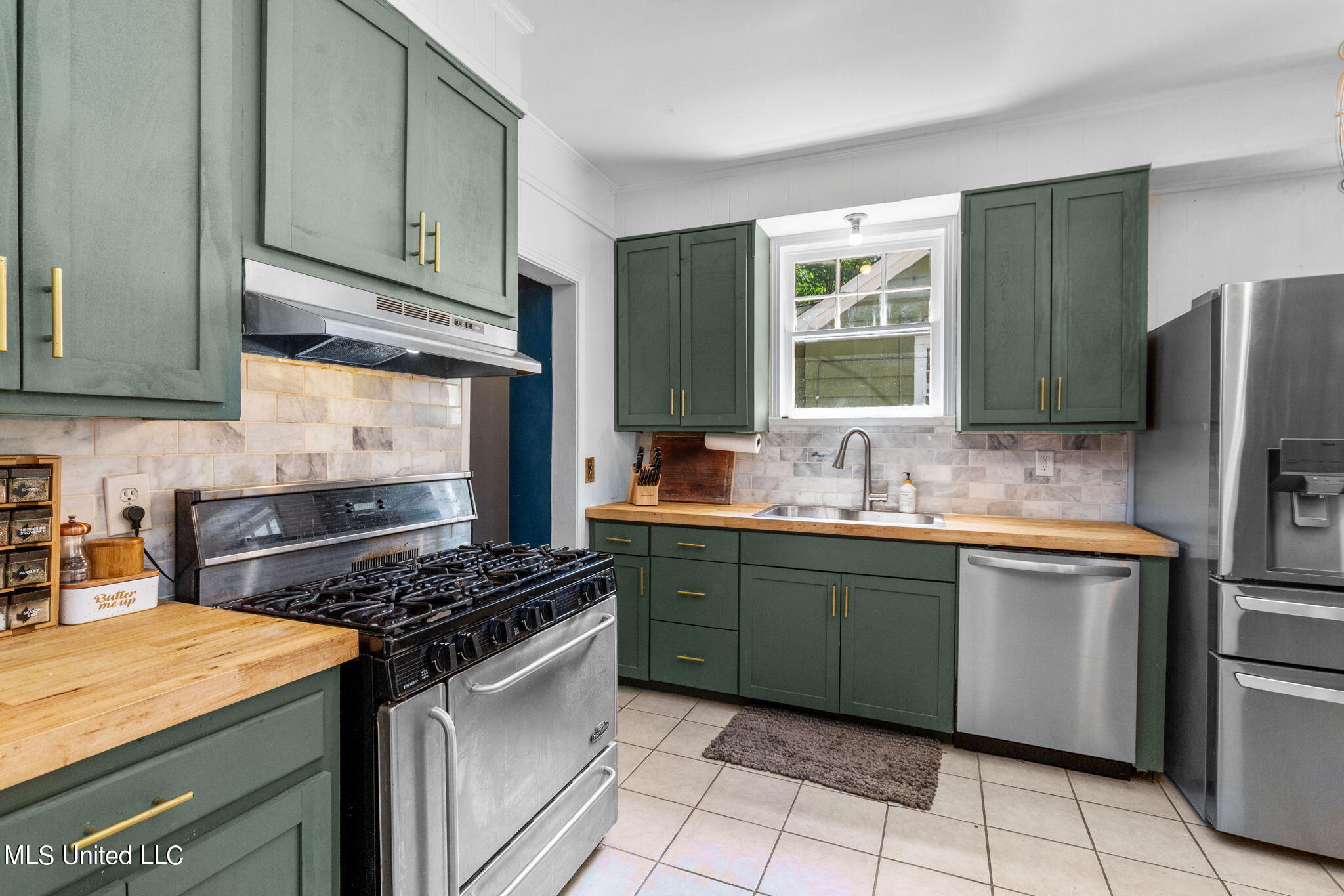 485 East Ridgeway Street Jackson, MS 39206 - Photo 16 of 37 Stainless appliances, marble backspash,