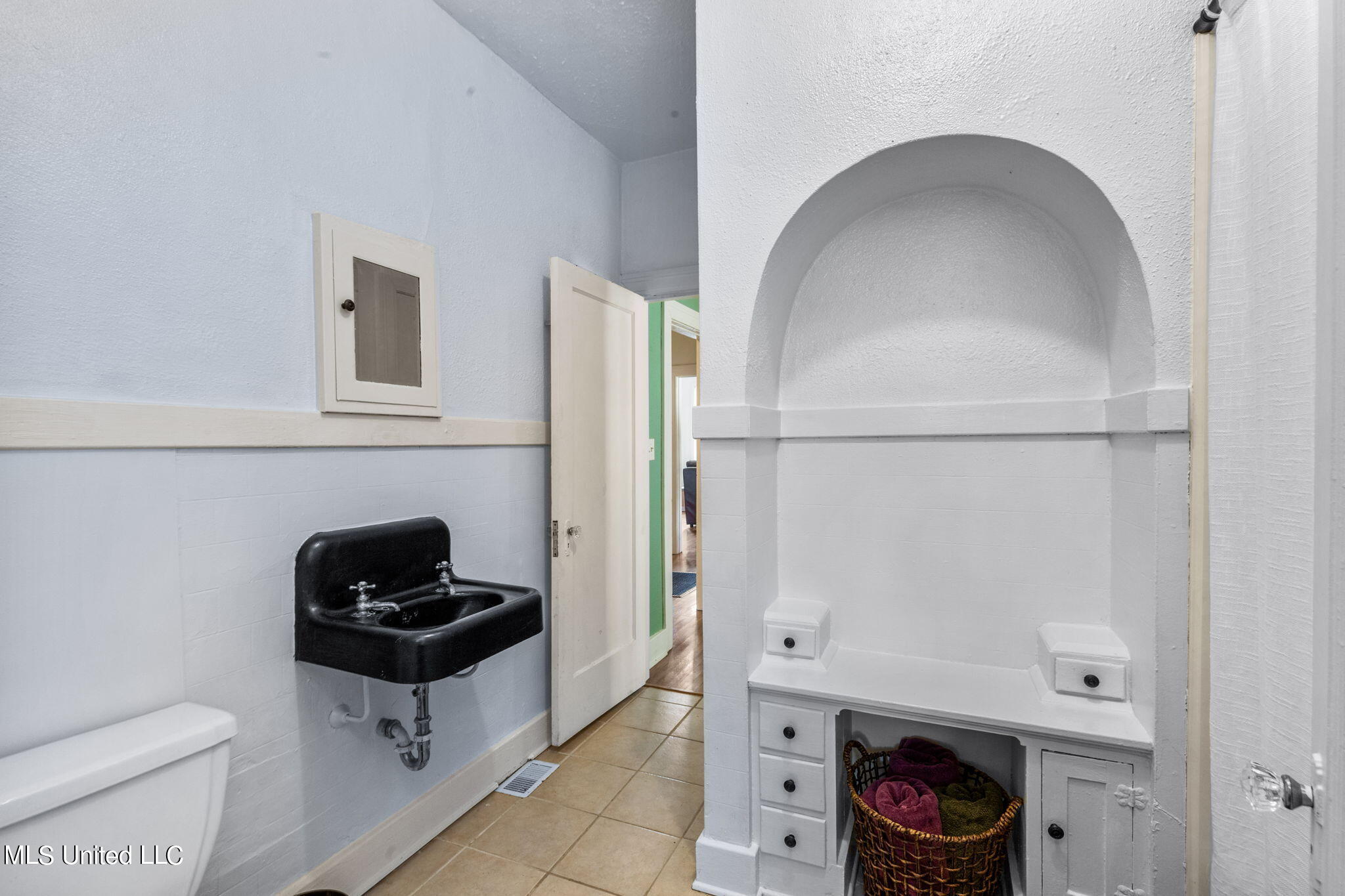 485 East Ridgeway Street Jackson, MS 39206 - Photo 26 of 37 shares the jack & jill bath