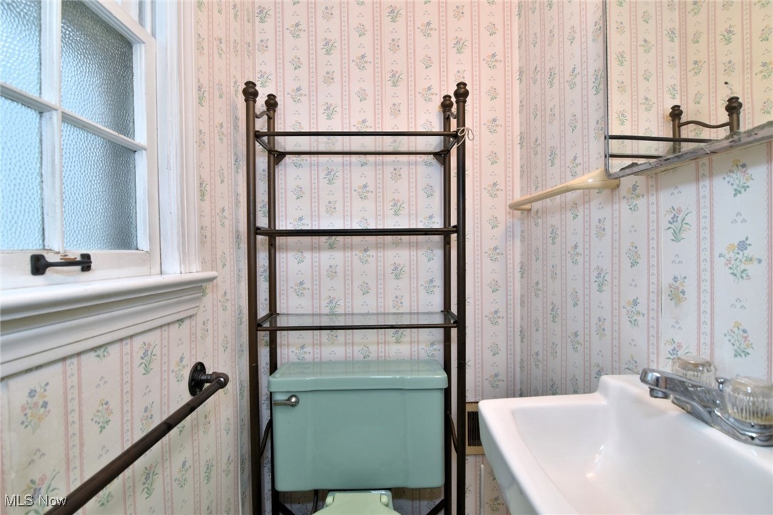 1062 Argonne Road Cleveland, OH 44121 - Photo 14 of 35 Gallery Image 14