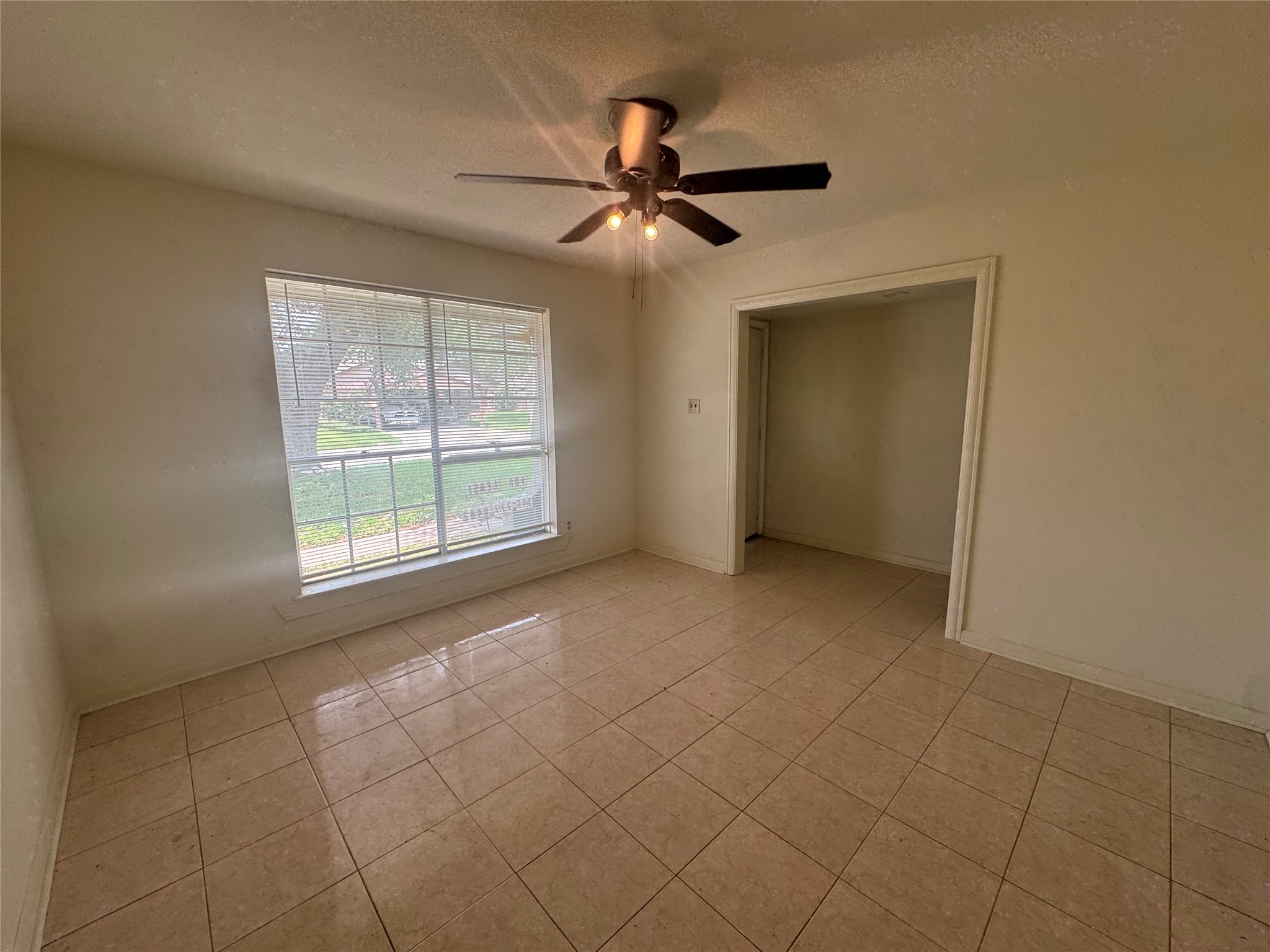 1443 Willow Rock Road Houston, TX 77088 - Photo 1 of 4 Living room