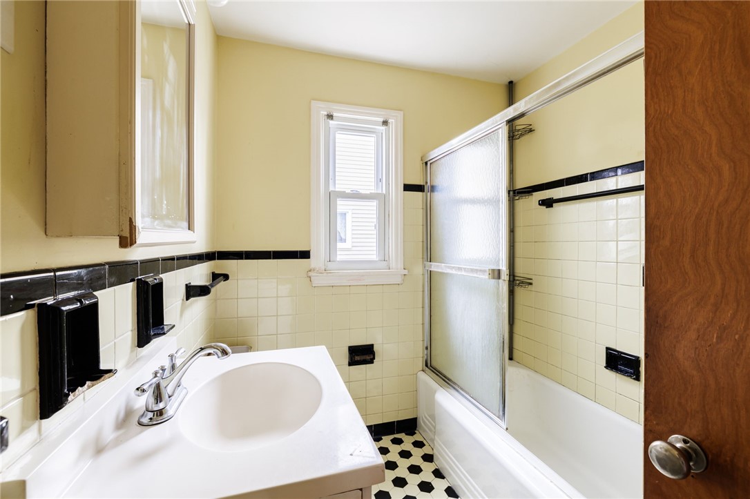 246 Thorndyke Road Irondequoit, NY 14617 - Photo 15 of 27 Bathroom