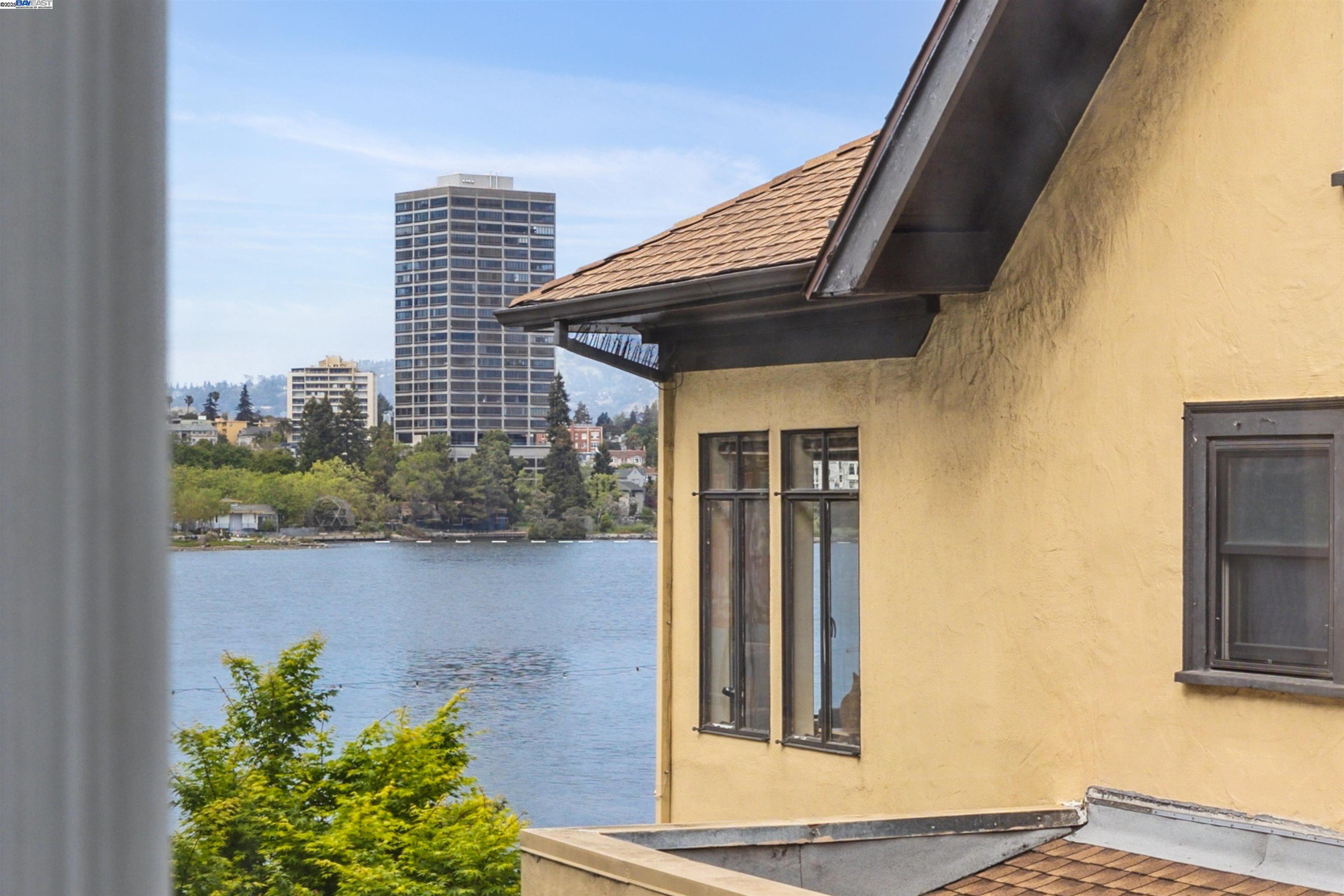 1438 Lakeshore Avenue, Unit 6 Oakland, CA 94606 - Photo 16 of 21 a house with garden space