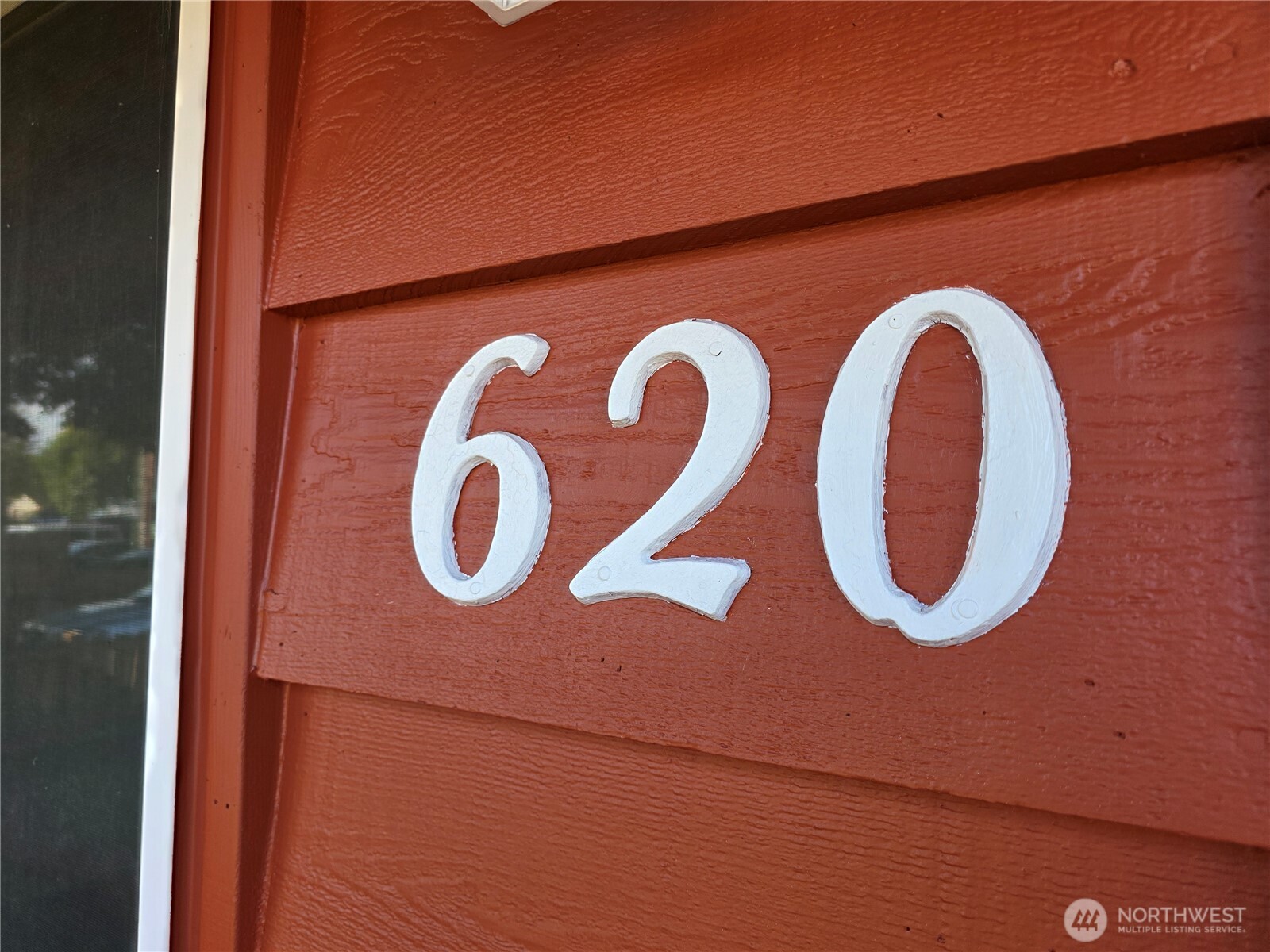 620 North Street Monroe, WA 98272 - Photo 2 of 38 a blue sign that is on a wall