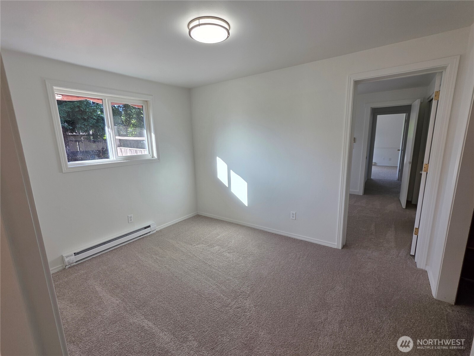 620 North Street Monroe, WA 98272 - Photo 21 of 38 an empty room with a window